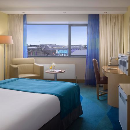 Radisson Blu Hotel, Атлон Экстерьер фото